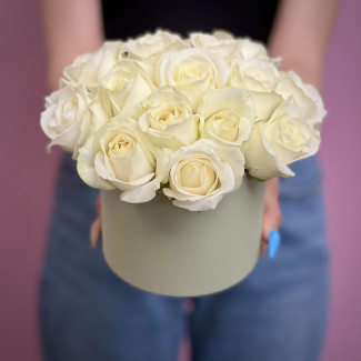 Букеты из роз Белые розы в шляпной коробке XS