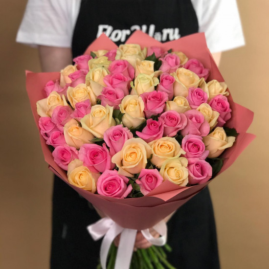 Розы Букет из кремовых и розовых роз 51 шт. (70 см)